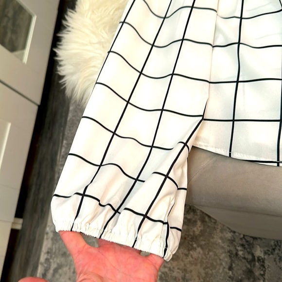 Printed Long Sleeve Ruffle Edged High Neck Top Sz LG NEW! - Picture 3 of 5